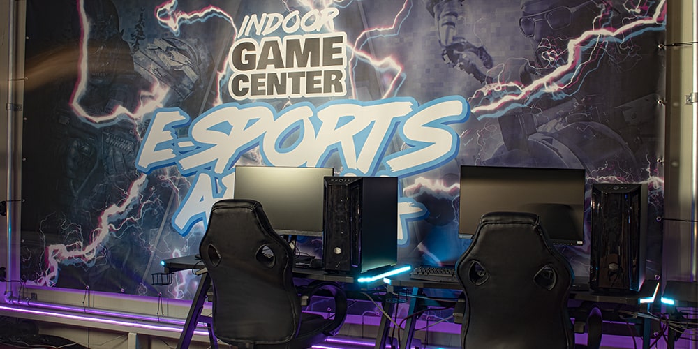Twee Gaming PC's met RGB verlichting in de Computer-Bestel Esports Arena