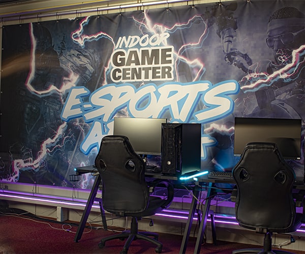 Twee Gaming PC's met RGB verlichting in de Computer-Bestel Esports Arena