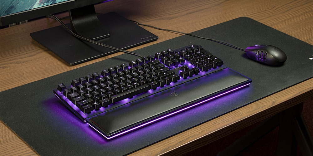 Prebuilt game pc met RGB gaming keyboard, muis en monitor