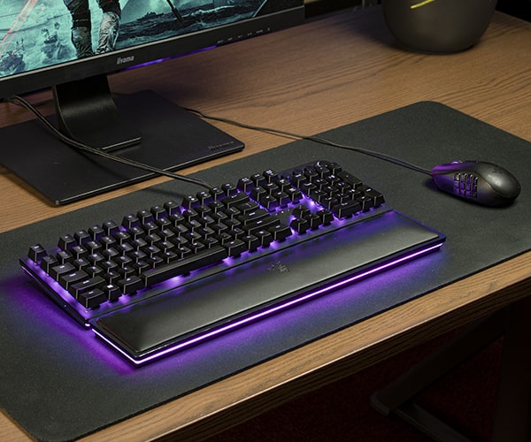 Prebuilt game pc met RGB gaming keyboard, muis en monitor