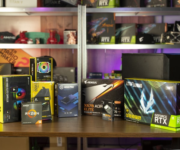 Computeronderdelen van prebuilt gamepc op houten tafel