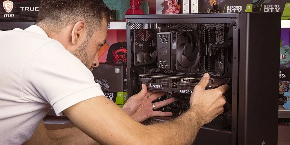 Een medewerker bouwt een Game PC