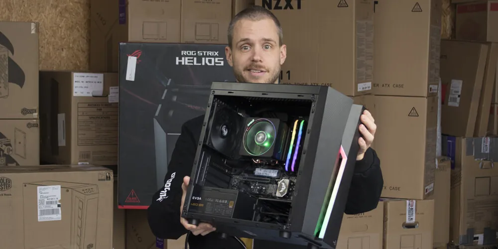 Medewerker toont een gebouwde Game PC in het magazijn